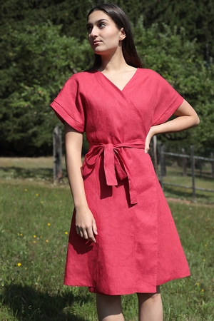 Dámské zavinovací šaty Lotika z vysoce kvalitního 100% lnu, jsou pro Vás navržené i ušité s láskou a respektem k